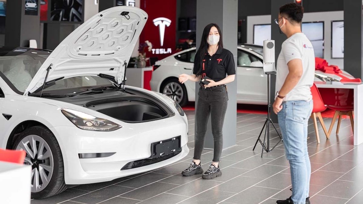 Does The Tesla Have The Salesman? – Tesla Maison